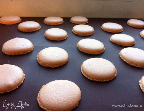 Включить духовку на 155С, пирожные оставить подсыхать от 30 минут до часа. Печь 13 минут. Достать сразу снять пергамент или коврик с противня, дать пирожным постоять минут 10, убрать в холод можно в морозилку.