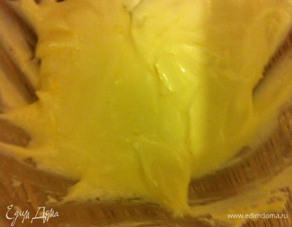 Начинка: масло комнатной температуры взбить в пышную массу, ввести творожный сыр, я использовала обычный детский творожок.