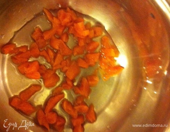 Абрикосовое пюре: курагу 4 шт мелко порезать, добавить 10 мл воды и чайную ложку лимонного сока. Довести до кипения, проверить еще минуты 3.