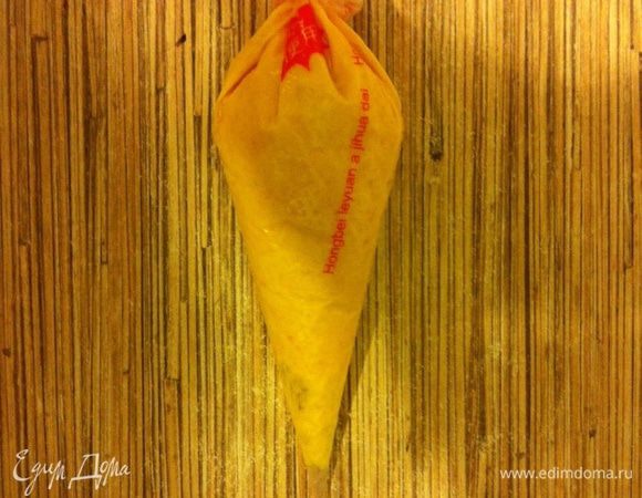 Переложить в кондитерский мешок, мешок убрать в холод на 1 час. Собрать пирожные. Отсадить на одну половику начинку, накрыть второй. Убрать их на ночь в холодильник.