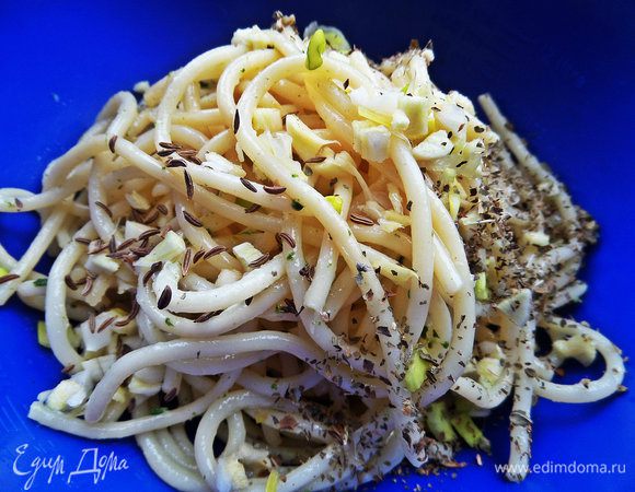 Добавляем приправы, чеснок измельчённый в пасту.