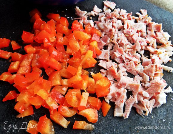 Ветчину и перец разрежем на кубики.