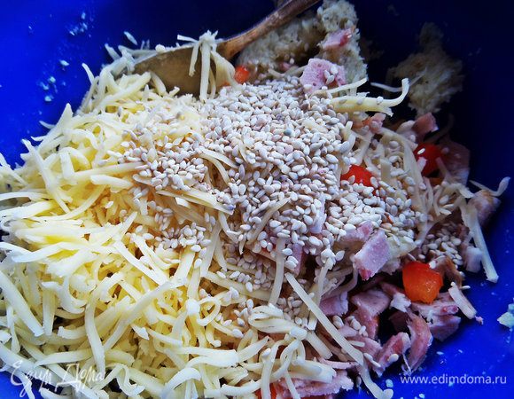 Добавить тёртый сыр и кунжут.