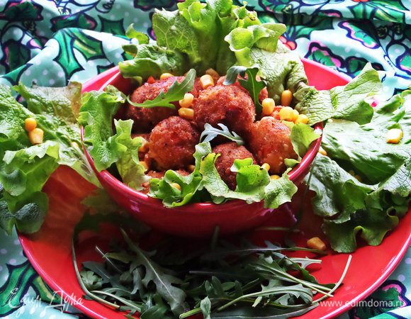 Подаём на листьях салата, украшаем кукурузкой!