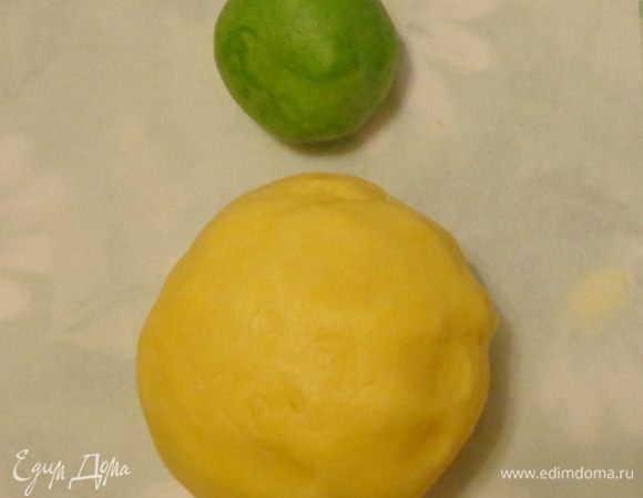 Взбить размягченное сливочное масло с сахарной пудрой. Продолжая взбивать, добавить желток. Постепенно ввести крахмал и муку. Вымесить до однородности. Отделить часть теста и добавить в нее несколько капель зеленого красителя.
Тесто получается очень нежное и пластичное. Охлаждать его не надо, иначе оно станет ломким.