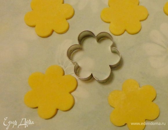 Раскатать пласт белого теста и формочкой вырезать цветочки.