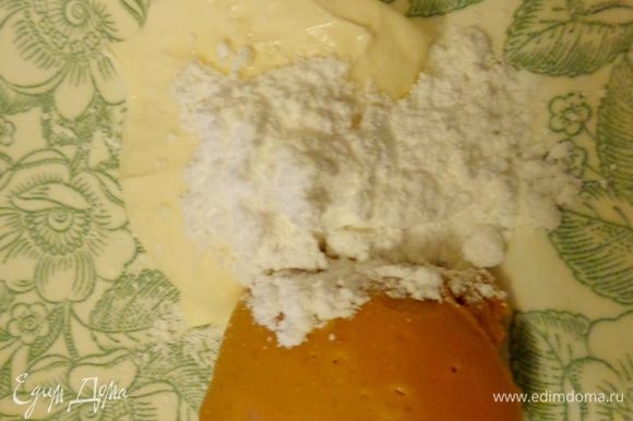 Пока печенье охлаждается, сделать крем. Ложку арахисовой пасты смешать с ложкой очень густых сливок, добавить сахарную пудру по вкусу.