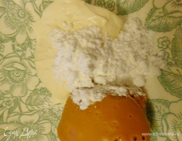 Пока печенье охлаждается, сделать крем. Ложку арахисовой пасты смешать с ложкой очень густых сливок, добавить сахарную пудру по вкусу.