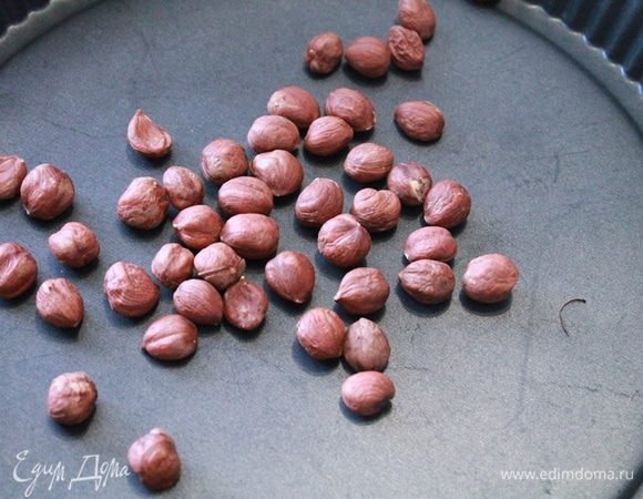 Фундук обжарить в духовке при 200С 10 минут. Духовку переключить на 160 градусов. 
Фундук очистить и измельчить.