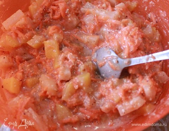 Муку смешать с корицей и сахаром, добавить орехи. Перемешать.
Добавить натертую морковь, фрукты и воду. 
Все перемешать.