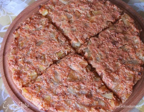 Достаньте готовую коврижку из духовки и переверните на тарелку. Аккуратно снимите бумагу.