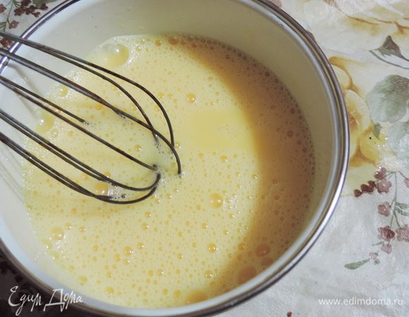 Тем временем взбить яйца венчиком до однородности.