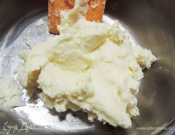 Размягченное масло взбить с сахаром до кремообразного состояния. Можно добавить щепотку ванилина или пакетик ванильного сахара. Не обязательно добиваться, чтобы сахар полностью растворился.
