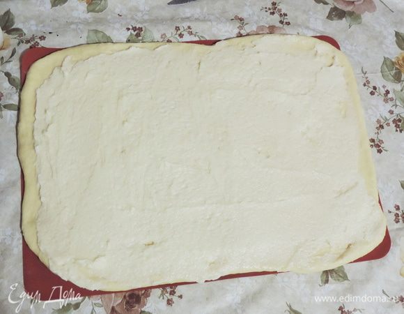 Тесто раскатать в пласт примерно 30 на 40 см. Смазать тесто масляным кремом.
