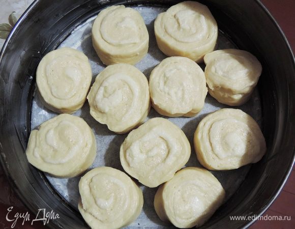 Полученные рулетики уложить в вертикальном положении на расстоянии 1 см друг от друга в неразъемную (!) форму диаметром 26 см. На дно формы можно положить бумагу для выпечки, бортики смазать маслом.
У меня форма была только разъемная, как назло фольги, чтобы ее обернуть дома не оказалось. И молоко так и норовило из нее убежать.