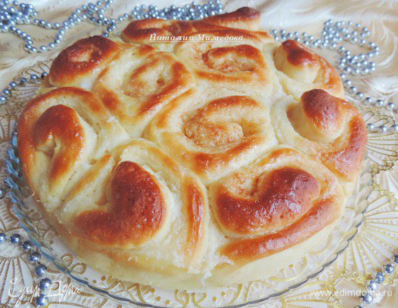 После расстойки пирог залить половиной сладкого молока и поставить в разогретую до 180 градусов духовку. Выпекать 15 минут, затем вынуть пирог, залить оставшимся сладким молоком и выпекать еще 15 минут до золотисто-румяного цвета.
Получается румяный и аппетитный красавец!