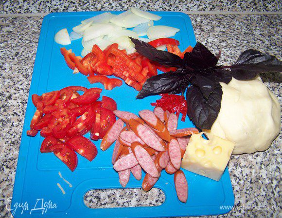 В это время подготавливаем овощи и сливочный соус.
(Для соуса можно брать домашнюю сметану).
Натираем половину сыра на мелкой терке, добавляем его в крем-фреш, солим, перчим, выдавливаем зубчик чеснока.