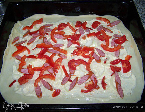 Нарезаем  болгарский перец, перец чили, ветчину - соломкой. (У меня ветчину всю сьели, пришлось выкручиваться колбасой). Помидорки на 6 частей. Раскладываем овощи и ветчину поверх сливочного соуса.