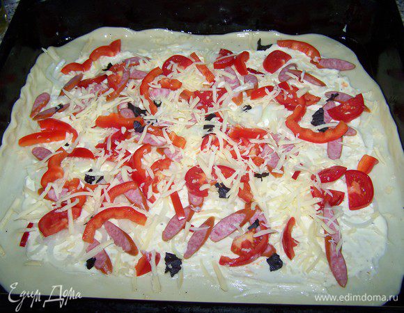 Сыр натираем на крупной терке, посыпаем сверху.