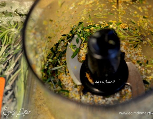 Разогреть духовку до 200 гр.  Свежий розмарин и тимьян, цедру 1 лимона и крупную соль размолоть в кухонном процессоре ножами, прокрутив 10-12 раз. Выложить это на противень для запекания.
