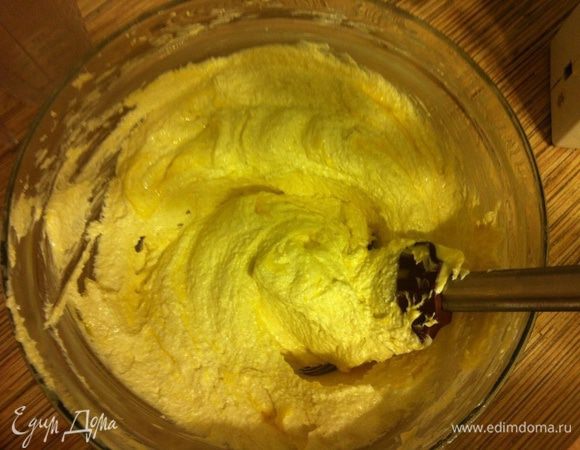 Взбить масло комнатной температуры с сахаром до бела (сахар можно и обычный взять). Ввести по одному яйца, они должны быть комнатной температуры.