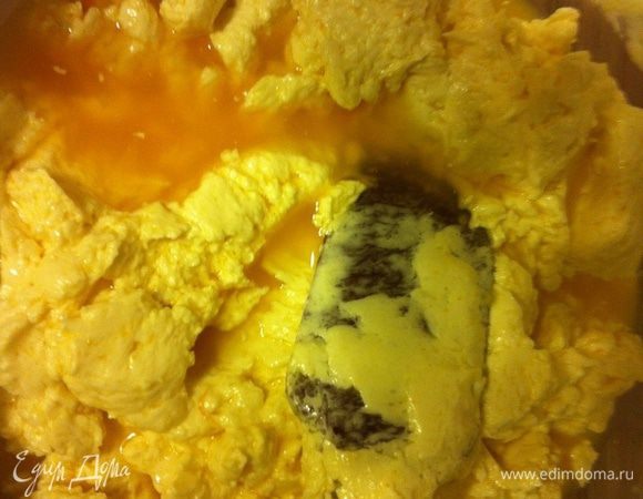 Добавить цедру апельсина и сок 1/2 апельсина, добавить 2 ст.л бренди (коньяк, ром, ликер).