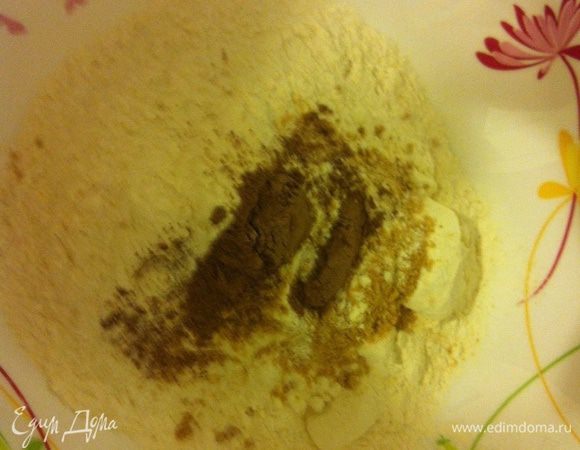 В отдельной миске смешать просеянную с разрыхлителем муку с орехами, корицей и имбирем.