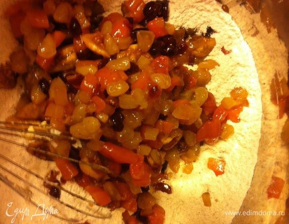 Добавить к мучной смеси сухофрукты.