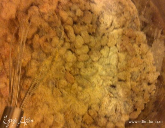 Хорошо соединить муку с сухофруктами, так они будут равномерно распределятся при выпечке.