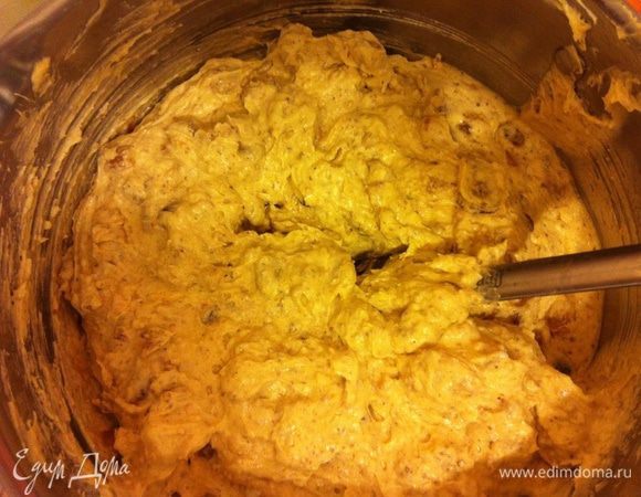 Добавить к мучной смеси яично-масляную, все хорошо вымешать.