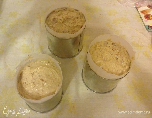 Выложить в формы, сегодня я выпекала в формах для куличей, поэтому проложила их пергаментом. Ранее выпекала в разъемных формах, пергамент не использовала. Данные ингредиенты рассчитаны на стандартную форму для кекса или хлеба. Также разъемную форму 20 см, заполненную до краев. Сегодня я делала двойную порцию, вот такие "куличи" .
