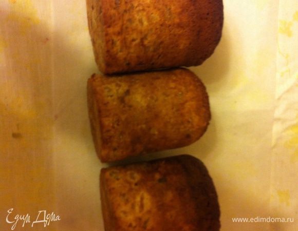 Духовку заранее разогреть до 150С выпекать 1 час, проверить лучинкой, если кекс еще не готов, прикрыть верх пергаментов и выпекать еще 30 минут. Достать кексы, остудить в формах. Если Вы будете настаивать кексы, то завернуть их в пергамент.