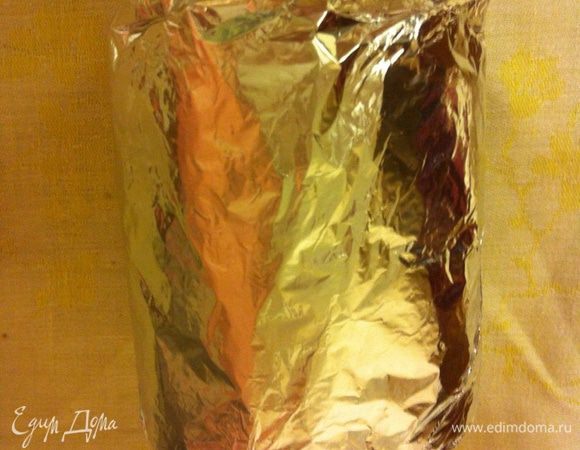 Кекс в пергаменте еще обернуть слоем фольги. Поставить кексы в прохладное место до момента использования, лучше настаивать не менее 2х недель. Если Вы будете сразу подавать к столу, то нужно разогреть джем, протереть через сито, обмазать кекс, покрыть кекс мастикой (марципаном, меренгой), украсить на свой вкус. Приятного чаепития!