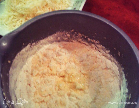 Добавить творог, сметану, муку и соль (мешать ложкой).
