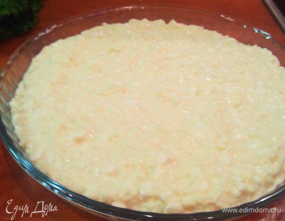 Выложить в форму, лучше силиконовую, но я пекла в стеклянной.