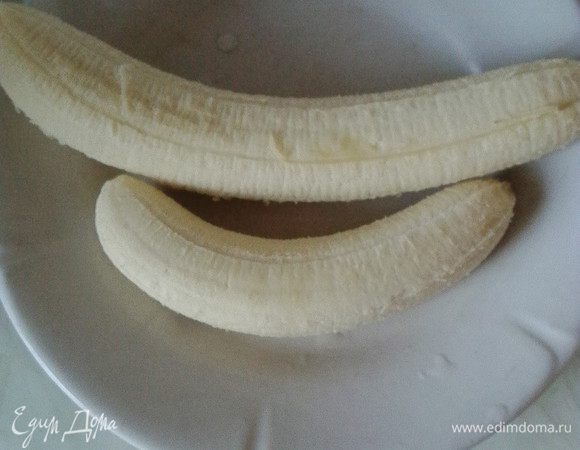 Банан очистить и положить на тарелку.