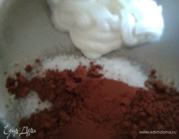 Поверх покрыть глазурью. Для этого в сотейнике смешать сахар со сметаной и какао до однородности и довести до кипения. Чуть остудив, теплую глазурь распределить поверх крема. По желанию декорировать орешками или на Ваш выбор.