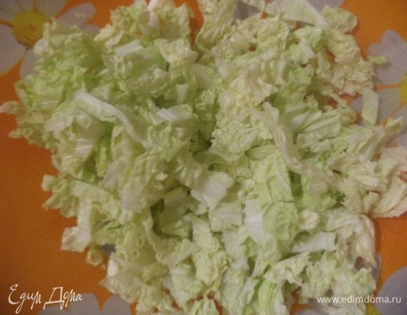 Пекинскую капусту нарезать тонкими полосками.
