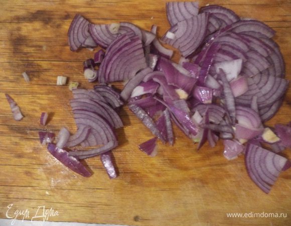 Красную луковицу очистить, разрезать пополам и нарезать тонкими полукольцами.