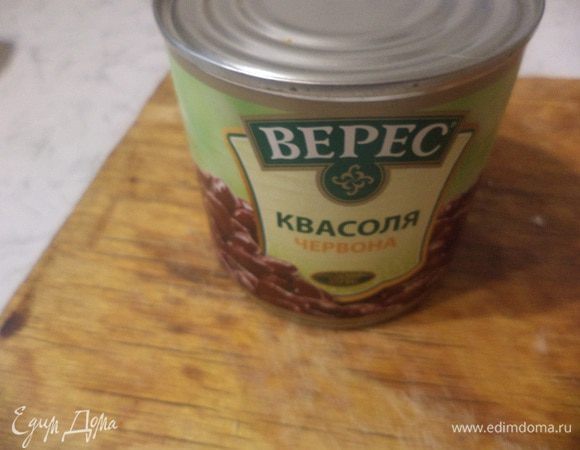 Фасоль откинуть на сито, и дать жидкости полностью стечь.