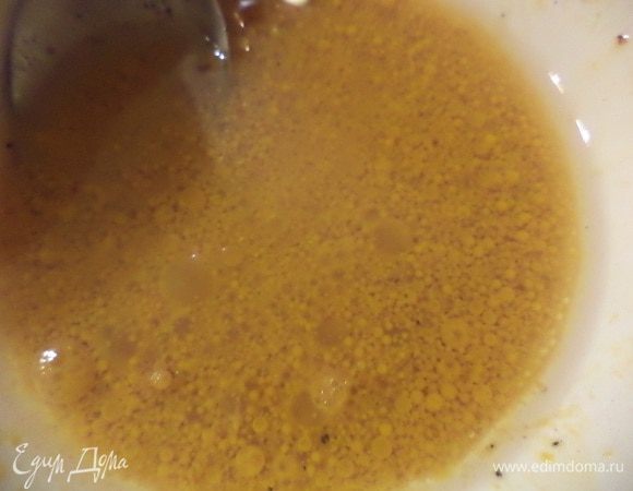 Для заправки перемешать винный уксус, горчицу, соль, перец и растительное масло.