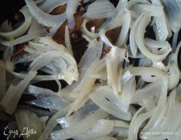 В это же масло со специями добавить вторую половину лука и уксус, накрыть крышкой и держать на огне 5 минут. Шумовкой перенести лук на тарелку, остудить.