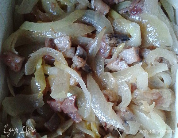 Тем временем порезать филе одной сельди и добавить в салатник к двум видам лука, смешать. Приятного аппетита!