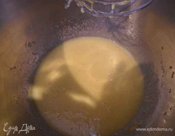 Яйцо взбить с сахаром, ванилью, солью и маслом.