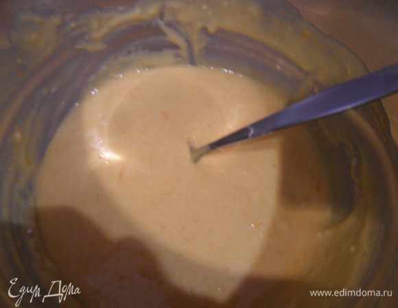 Муку смешать с разрыхлителем и ввести в массу. Хорошо размешать.