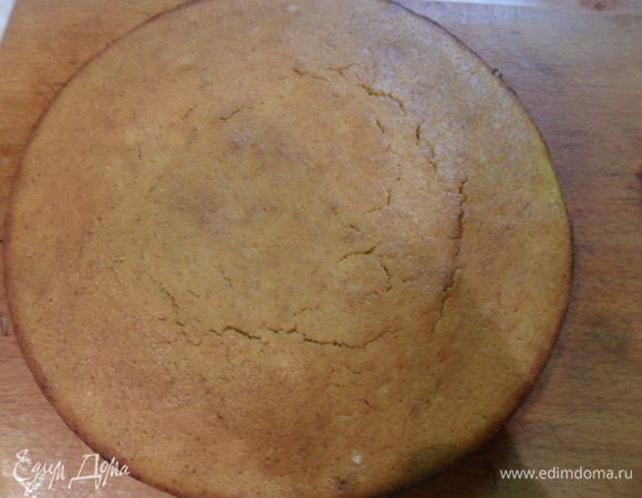 Вылить тесто в форму (26 см диаметр) и выпечь корж  при температуре 180 С 25 минут. Дать остыть.