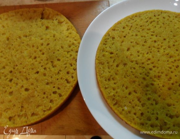 Разрезать корж горизонтально на две части.