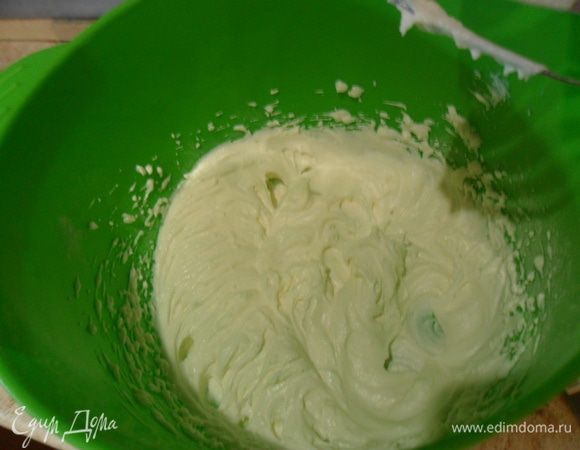 Сметану взбить с сахарной пудрой, добавить каплю апельсиновой эссенции (при желании и наличии). Можно вместо сметаны взбить сливки, что душе угодно. Можно вообще ни чем не мазать, а просто как кекс кушать, тоже очень вкусно.