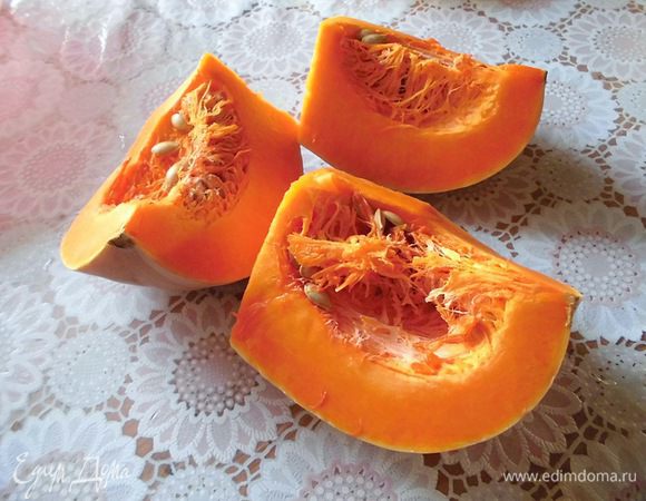 Очистить тыкву и свеклу. У меня было 388 грамм неочищенной тыквы, которая в очищенном виде весила 276 грамм. Свеклы было 660 грамм, очищенной где-то 500 грамм. 