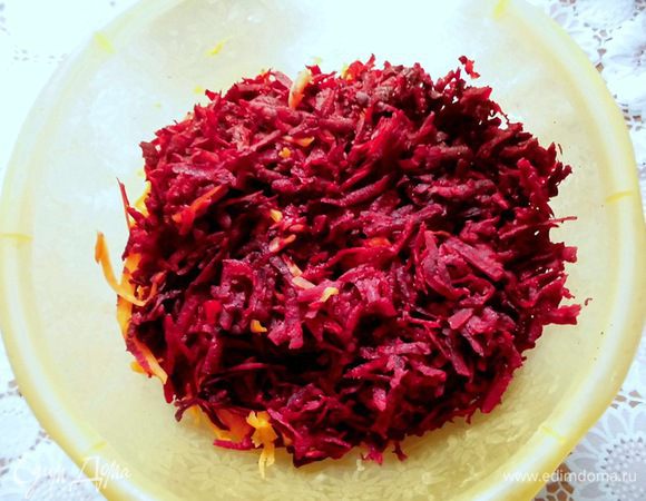 Тыкву и свеклу натереть на крупной терке. 